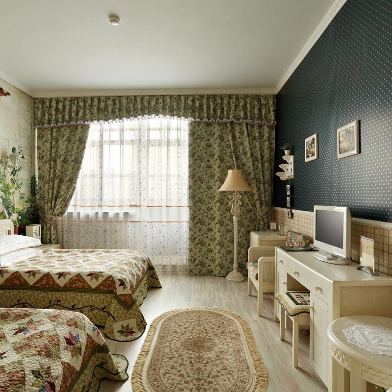 TWIN ROOM