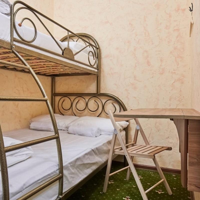 БЮДЖЕТНЫЙ ТРЕХМЕСТНЫЙ НОМЕР БЕЗ ОКНА (ДВУХЪЯРУСНАЯ КРОВАТЬ, УДОБСТВА НА ЭТАЖЕ)