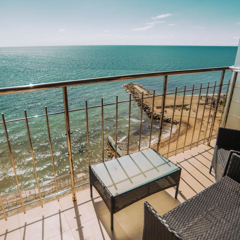 Suite (Отель 3*) с балконом, вид на море, двуспальная кровать, большой диван. 2 комнаты