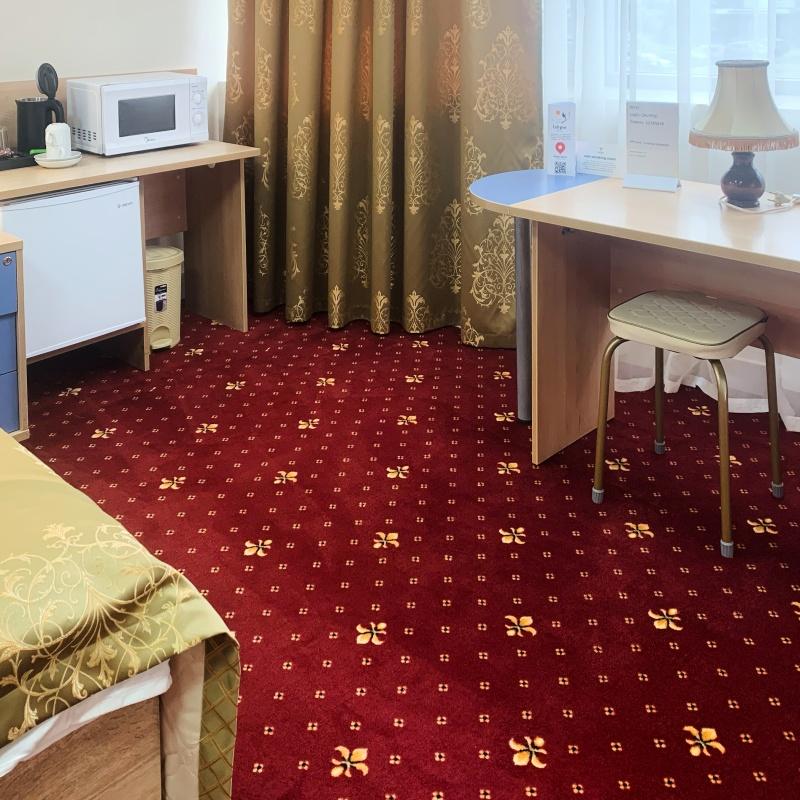 Большой полулюкс с ванной и раздельными кроватями