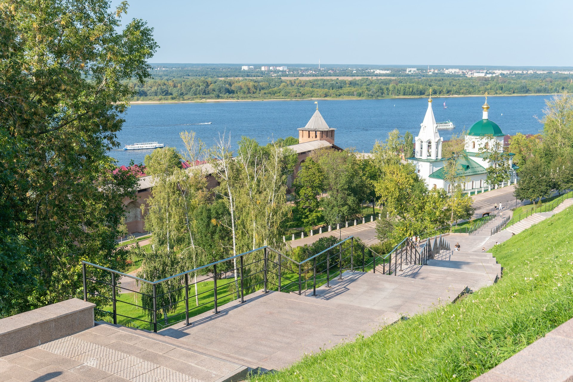 Верхне-Волжская набережная летом в Нижнем Новгороде